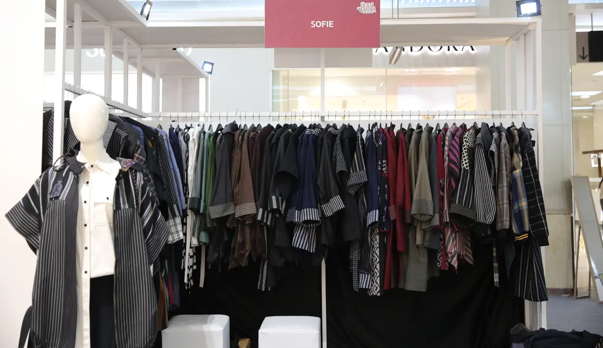 Deretan busana bernuansa kasual modern dengan dominasi motif garis dan warna netral dari Sofie. (foto: Fimela.dok)