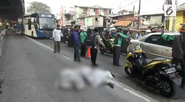 Seorang pengendara motor tewas terlindas bus APTB setelah menerobos jalur Transjakarta.