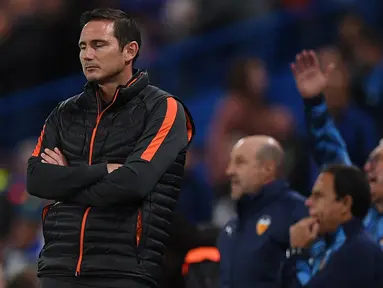 Reaksi manajer Chelsea, Frank Lampard usai skuat asuhannya kalah atas Valencia pada laga perdana Grup H Liga Champions di Stamford Bridge, Rabu (18/9/2019). Debut Frank Lampard bersama Chelsea di Liga Champions tercoreng dengan kekalahan 0-1 atas Valencia. (DANIEL LEAL-OLIVAS / AFP)