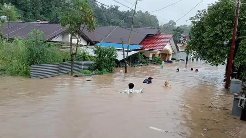 Hujan deras yang mengguyur Kota Manado pada Kamis (26/1/2023) tengah malam, membuat banjir menggenangi hampir semua wilayah di Manado.