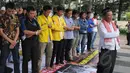 Aktivis pegiat anti korupsi saat melaksanakan ibadah salat Jumat di depan Gedung KPK, Jakarta, Jumat (30/1/2015). (Liputan6.com/Herman Zakharia)