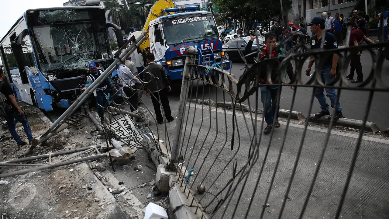 20160906-Bus TransJakarta Tabrak Pembatas Jalan-Jakarta