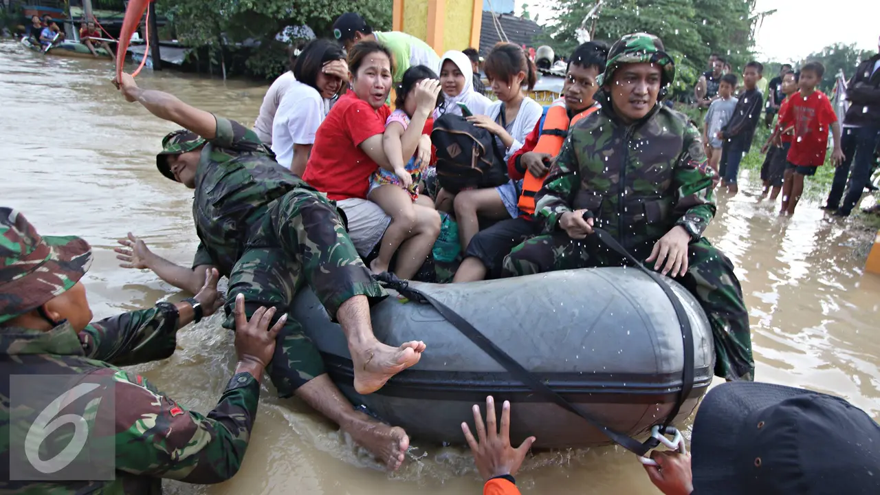 20160421- Perjuangan Petugas Saat Evakuasi Korban Banjir Pondok Gede Permai-Bekasi- Immanuel Antonius