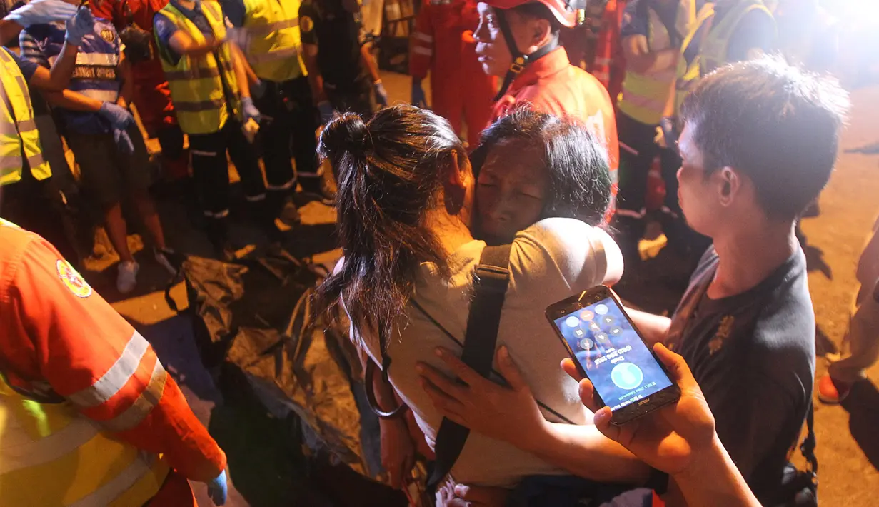 Keluarga menangis usai mengetahui kerabatnya menjadi korban serangan bom yang terjadi di kota Davao, Filipina, (2/9). Serangan bom tersebut terjadi di luar Hotel Marco Polo. (REUTERS/Lean Daval Jr)