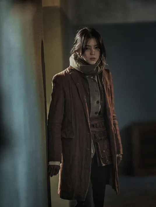 Busana yang dikenakan Han So Hee di Gyeongseong Creature pun menampilkan gambaran sejarah. Hal tersebut disampaikan oleh costume director Hong Su Hui. [Foto: Lim Hyo Sun/Netflix]