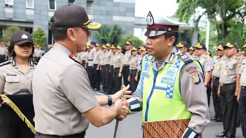 Sabar Hadapi Dora Natalia, Polisi Ini Dapat Penghargaan