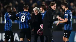 Pelatih Atalanta, Gian Piero Gasperini (tengah) bersama timnya merayakan kemenangan di akhir pertandingan leg kedua babak 16 besar Liga Eropa UEFA melawan Sporting CP di Stadion Atleti Azzurri d'Italia, Bergamo pada 14 Maret 2024. (GABRIEL BOUYS/AFP)