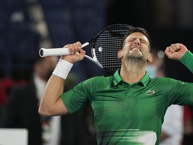 Petenis nomor satu dunia, Novak Djokovic berhasil menyabet kemenangan perdananya di tahun 2022 usai mengalahkan petenis muda Italia, Lorenzo Musetti di turnamen tenis Dubai Terbuka. (AP/Kamran Jebreili)