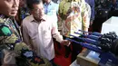 Wapres Jusuf Kalla melihat senjata usai membuka Indo Defence 2016 Expo & Forum, Jakarta, Rabu (2/11). Pameran ini bertema “Bolstering Defence Industri Coorperation: Archieving a Global Maritime Fulcrum and Secure World”. (Liputan6.com/Faizal Fanani)