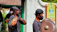 Para nayaga atau pemain gong Sekati Keraton Kanoman usai mengikuti ritual nyiram gong sekati. Foto (Liputan6.com / Panji Prayitno)