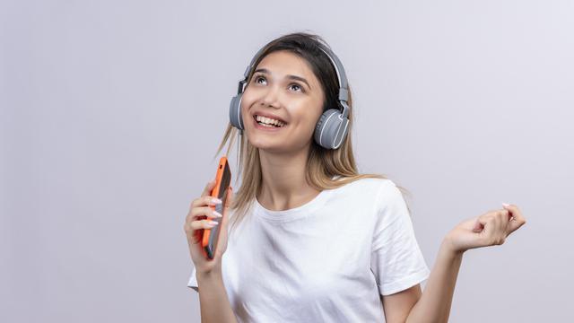 Ilustrasi mendengarkan musik/freepik.com/stockking