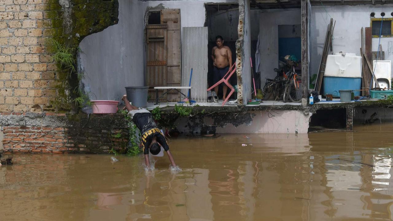 Banjir akibat luapan Sungai Ciliwung di Jakarta