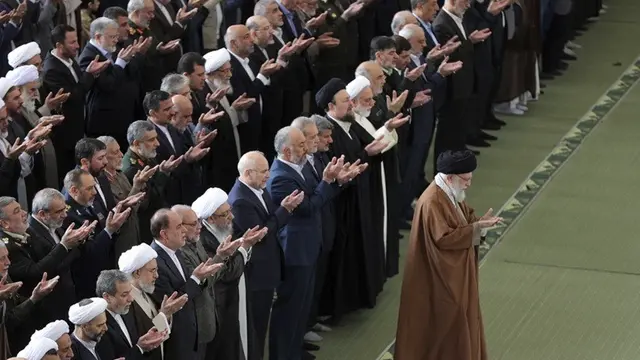 Pemimpin Tertinggi Iran Ayatullah Ali Khamenei saat memimpin salat Idulfitri di Masjid Agung Imam Khomeini di Tehran, Iran pada Senin, 31 Maret 2025.
