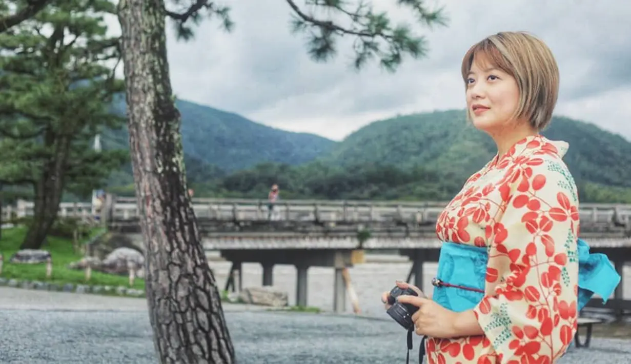 Meski umur tak lagi muda, namun Leony masih terlihat awet muda dan imut seperti dulu. (Liputan6.com/IG/@leonyvh)
