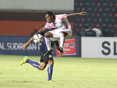 Pemain Persipura Jayapura, Ferinando Pahabol merebut bola dari pemain Arema Cronus pada laga grup E Piala Jenderal Sudirman di Stadion Maguwoharjo, Sleman, Minggu (13/12/2015) (Bola.com/Nicklas Hanoatubun) 