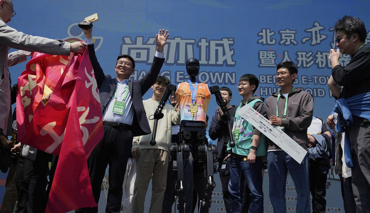 Robot humanoid Tiangong Ultra bersama timnya memenangkan ajang lari half marathon yang berlangsung di Beijing, China, Sabtu (19/04/2025). (AP Photo/Ng Han Guan)