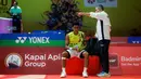 <p>Pebulu tangkis tunggal putra Indonesia, Alwi Farhan (kiri) mendengarkan instruksi pelatih Mulyo Handoyo saat melawan wakil Korea Selatan, Jeon Hyeok-jin pada babak kualifikasi Indonesia Masters 2025 yang berlangsung di Istora Senayan, Jakarta, Selasa (21/01/2025). (Bola.com/Bagaskara Lazuardi)</p>