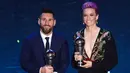 Bintang Barcelona, Lionel Messi, dan Pemain AS, Megan Rapinoe, saat menerima penghargaan pemain terbaik FIFA 2019 di Milan, Senin (23/9). Lionel Messi mengalahkan kandidat lainya yaitu Cristiano Ronaldo dan Virgil Van Dijk. (AFP/Marco Bertorello)