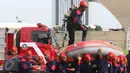 Aksi personel pemadam kebakaran saat demostrasi kemampuan dalam acara Upacara Perayaan Ulang Tahun Pemadam Kebakaran (Damkar) ke-98 di Lapangan Silang Monas Selatan, Jakarta Pusat, Rabu (1/3). (Liputan6.com/Immanuel Antonius)
