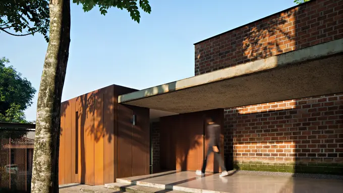 Inspirasi gedung kantor yang unik dengan aksen batu bata