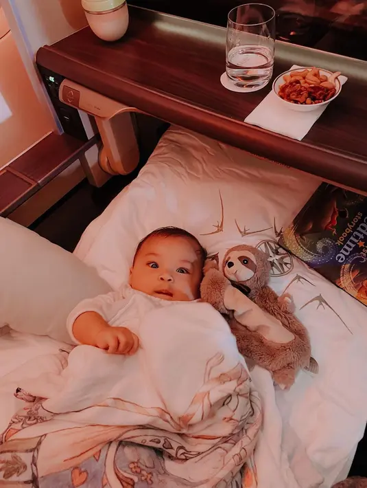 Foto terakhir menampilkan baby Issa dengan kaus putih polos berbaring berkawan selimut motif animasi dan boneka. Seolah sadar sedang difoto, ia menatap tajam ke arah kamera. Sejumlah netizen yang gemas ikut menyambut kedatangan Baby Issa. “Selamat datang di Indonesia baby izza ganteng, semoga selamat sampe tujuan,” cuit @dn**** di kolom komentar. “Welcome back,” @anggr**** menyahut. (Foto: Dok. Instagram @nikitawillyofficial94)