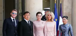 Di Élysée Palace akhir Juni 2026, Ratu Suthida dan Brigitte Macron kompak memilih pink pastel—dua interpretasi: royal feminin klasik dan modern minimalis.(Photo by Dimitar DILKOFF / AFP)