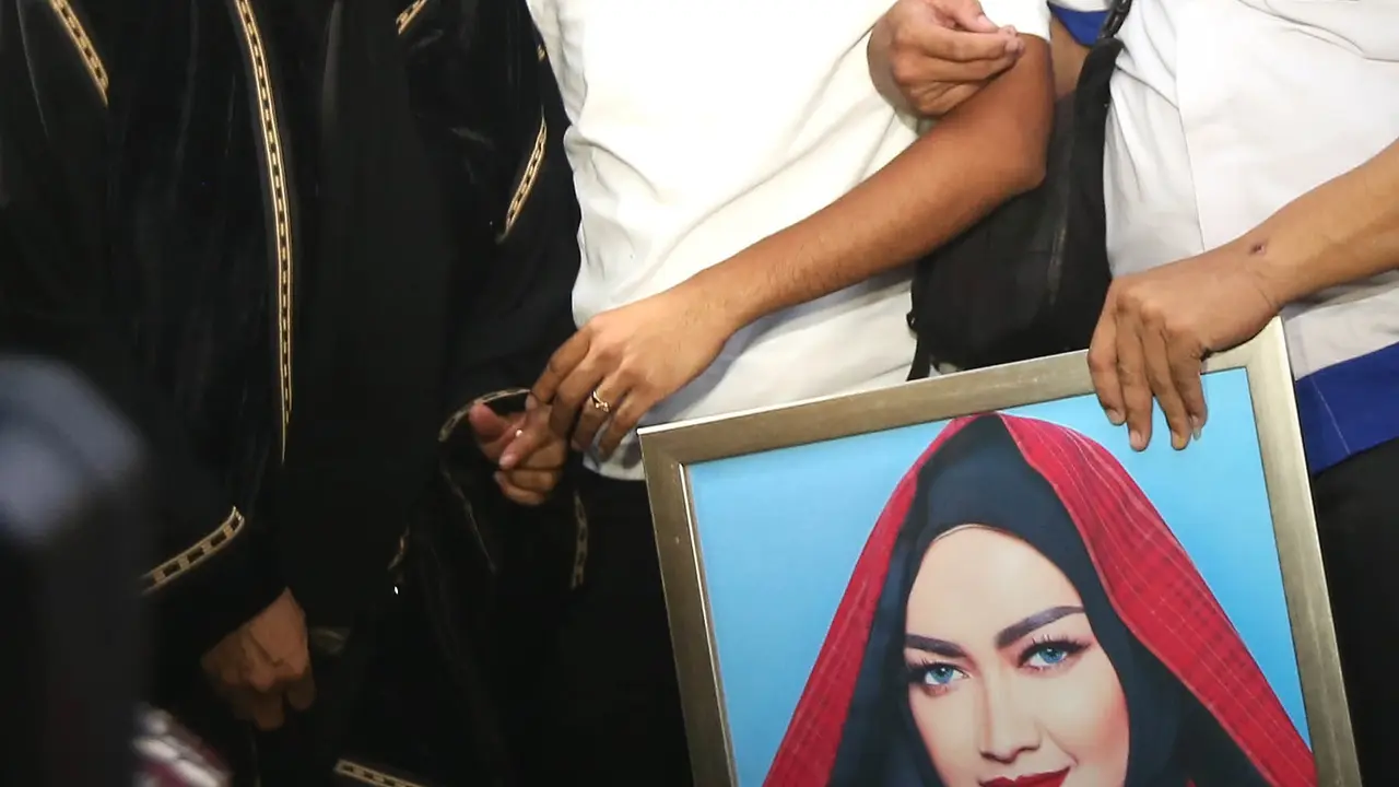 [Bintang] Pemakaman Julia Perez