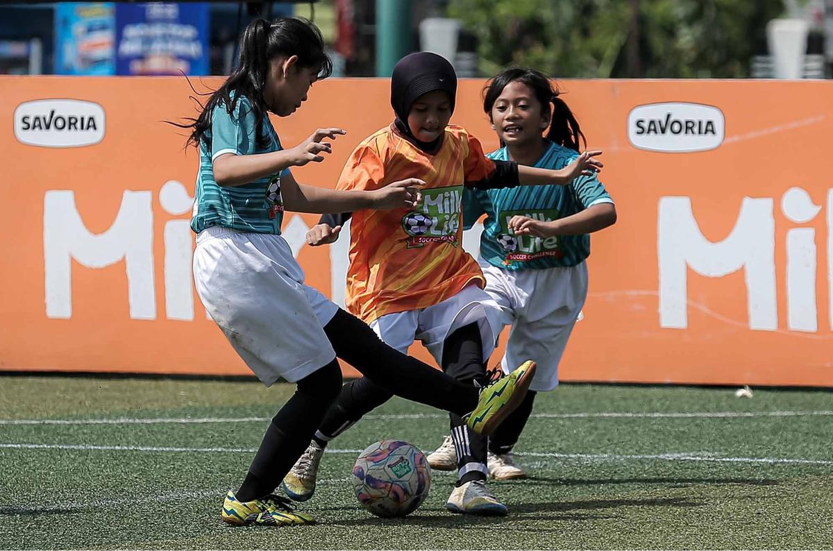 FOTO: Keseruan Murid SD Bermain Bola saat MilkLife Soccer Challenge-Jakarta 2025