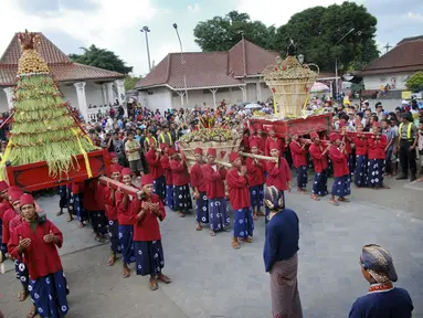 Sejumlah abdi dalem membawa gunungan Grebeg Syawal Keraton Yogyakarta di halaman Masjid Gede Kauman, (29/7/2014). (ANTARA FOTO/Andreas Fitri Atmoko)