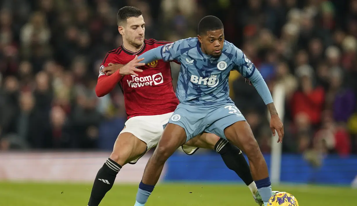 <p>Sementara itu Aston Villa tertahan di peringkat ketiga dengan koleksi 39 angka. (AP Photo/Dave Thompson)</p>