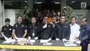 Kabid Humas Polda Metro Jaya Kombes Pol. Argo Yuwono (tengah) saat rilis kasus ujaran kebencian dengan pelaku Arseto Suryoadji Pariadji di Polda Metro Jaya, Jakarta, Jumat (30/3). (Liputan6.com/Herman Zakharia)
