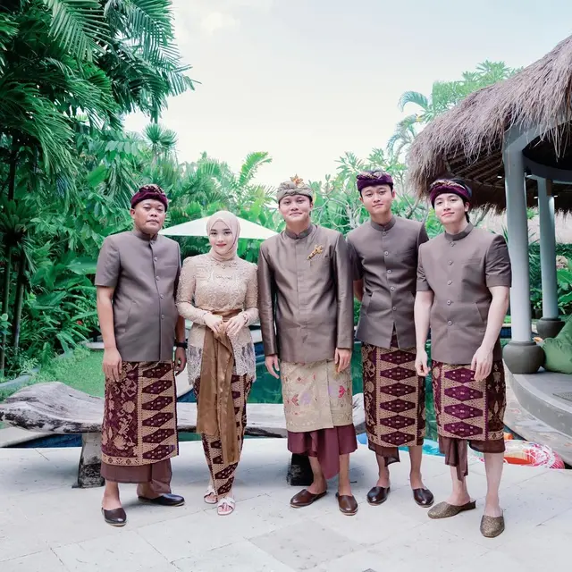 Rizky Febian dan keluarga Momen upacara Mepamit di kediaman Mahalini, Minggu (5/5/2024). [Foto: Instagram/putridelinaa]