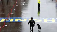 Penjagaan ketat dilakukan petugas kepolisian Boston jelang upacara bendera peringatan satu tahun pemboman Boston Marathon di Boylston, Boston, Massachusetts, (15 April 2014). (AFP/Jared Wickerham)
