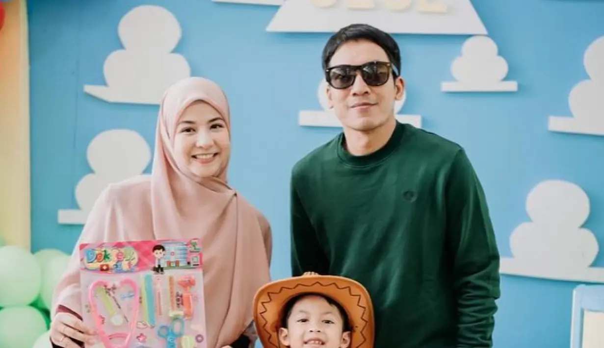 Natasha Rizky pilih kenakan pleated long dress berwarna merah marun dan hijab panjang peach [@natasharizkynew]