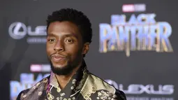 Chadwick Boseman, anggota pemeran dalam "Black Panther," berpose saat pemutaran perdana film tersebut di Los Angeles pada 29 Januari 2018. Chadwick Boseman meninggal di usia 43 tahun. (AP Photo/Chris Pizzello)