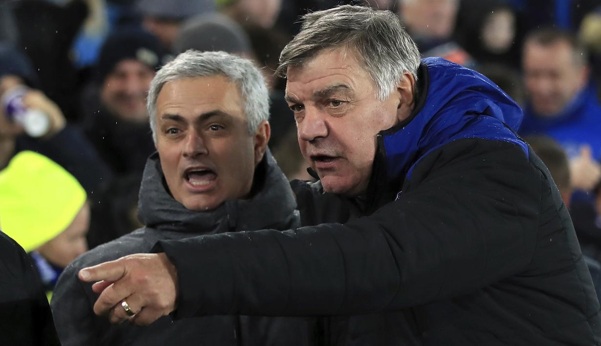 Ekspresi pelatih Manchester United, Jose Mourinho dan pelatih Everton, Sam Allardyce (kanan) saat laga Premier League di Goodison Park, Liverpool, (1/1/2018). MU menang 2-0. (Peter Byrne/PA via AP)