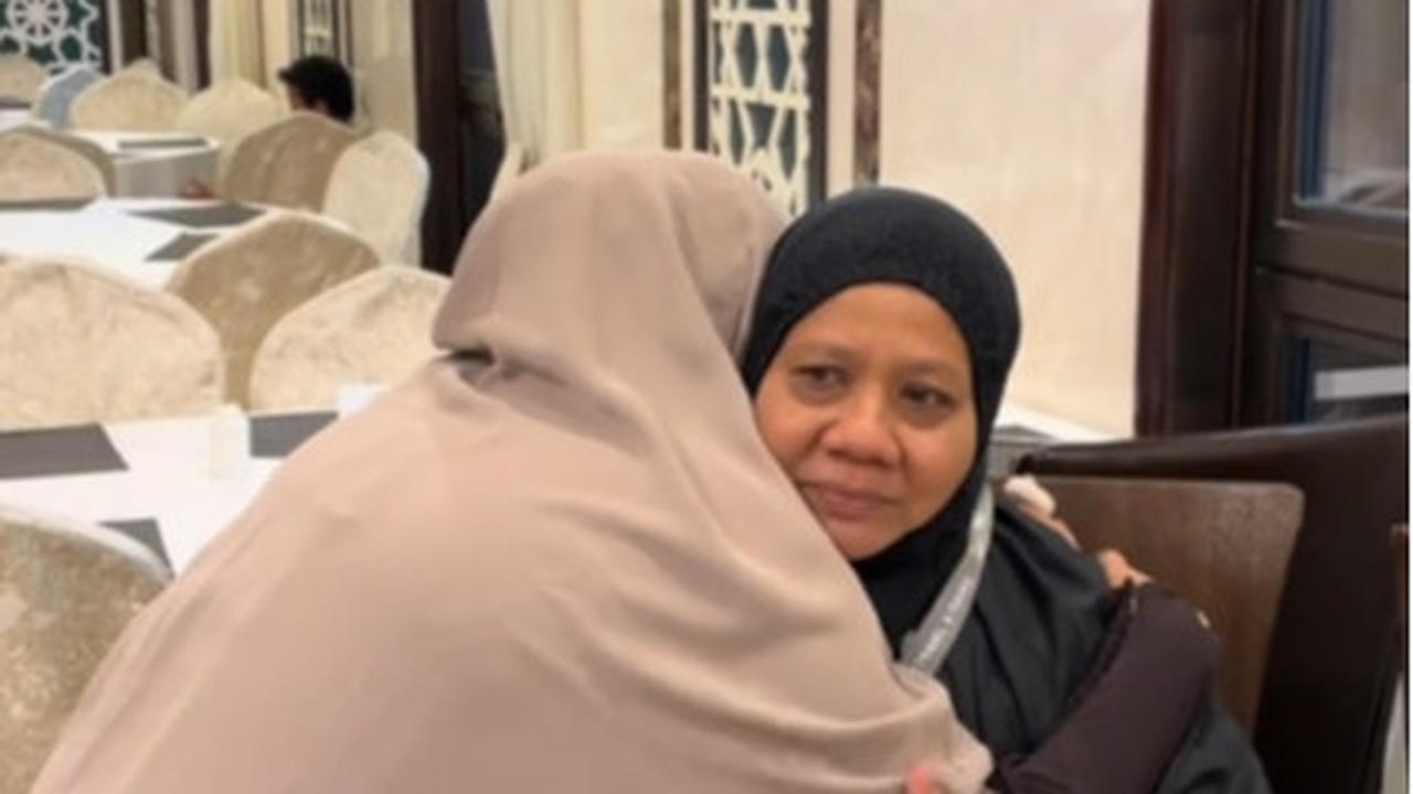 Auto Menangis, Momen Wanita Temui Ibu yang Mirip dengan Mendiang Ibu Kandungnya saat Umrah Ini Bikin Mewek