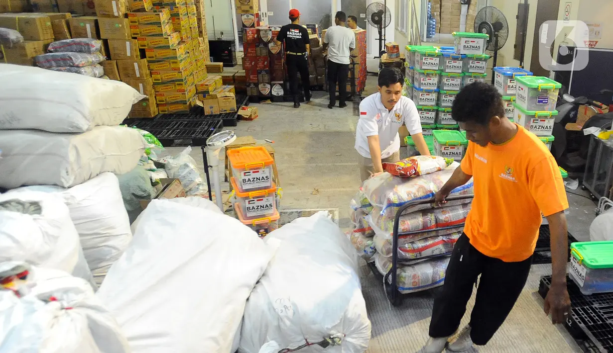 Untuk bantuan yang dikirimkan dalam tahap pertama, Baznas telah menyiapkan makanan, obat-obatan, hygiene kit, pakaian, dan selimut. (merdeka.com/Arie Basuki)