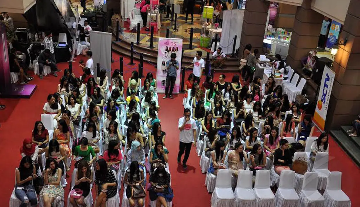 Setelah mendaftar, para peserta menunggu giliran dipanggil Dewan Juri untuk unjuk kebolehan di dunia entertainment (Liputan6.com/Miftahul Hayat)