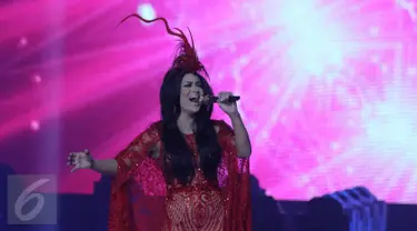 Diva Tanah Air, Krisdayanti menjadi salah satu pengisi acara di malam puncak HUT 26 SCTV di Istora Senayan, Jakarta, Rabu (24/8). Penampilan diva 41 tahun itu makin berkelas dengan diiringi alunan orkestra Erwin Gutawa. (Liputan6.com/Herman Zakharia)