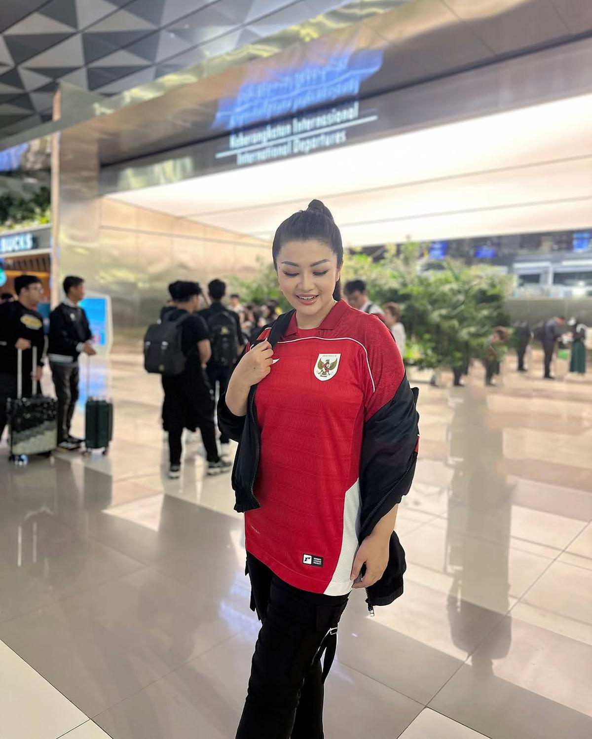 5 Potret Fitri Carlina Bertolak ke Sydney Demi Totalitas Dukung Timnas Indonesia