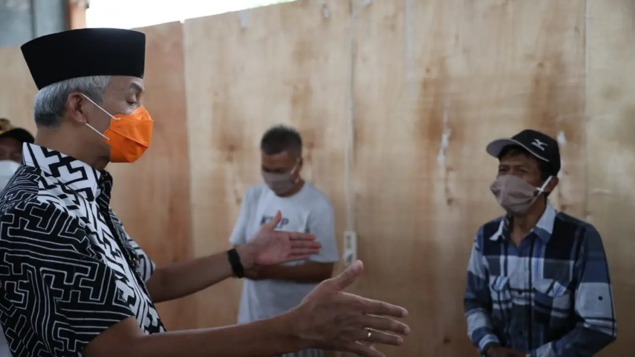Gubernur Jawa Tengah Ganjar Pranowo dan Bupati Banyumas, Achmad Husein saat meninjau karantina pemudik di GOR Satria, Purwokerto. (Foto: Liputan6.com/Pemkab Banyumas)