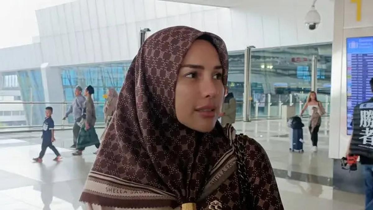 Nikita Mirzani Berangkat Umrah, Begini Reaksinya Saat Disinggung Akan Berhijab Lagi