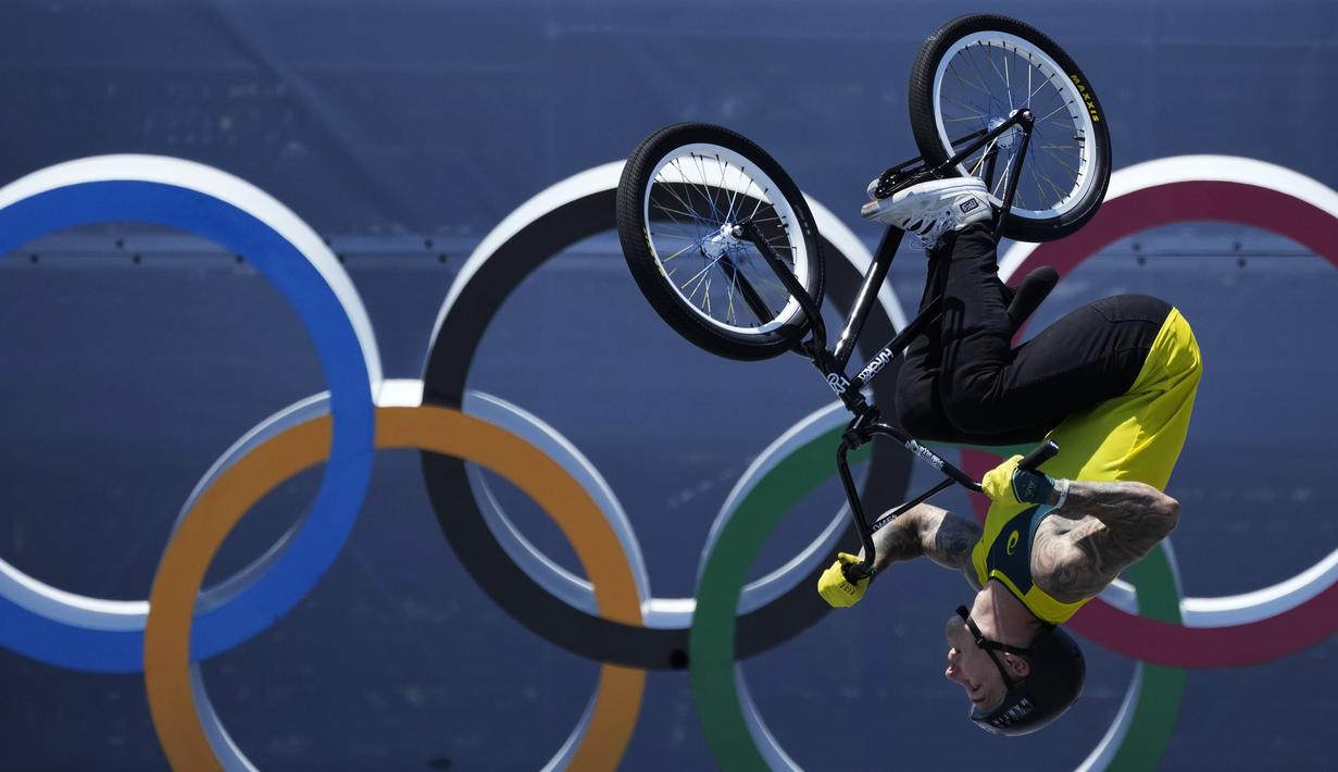 Logan Martin dari Australia beraksi di depan logo Olimpiade dalam final gaya bebas BMX putra pada Olimpiade Musim Panas 2020 di Tokyo (1/8/2021). Logo berbentuk lima buah cincin berbeda warna itu melambangkan hubungan antara lima benua dan pertemuan atlet dari seluruh dunia. (AP Photo/Ben Curtis)