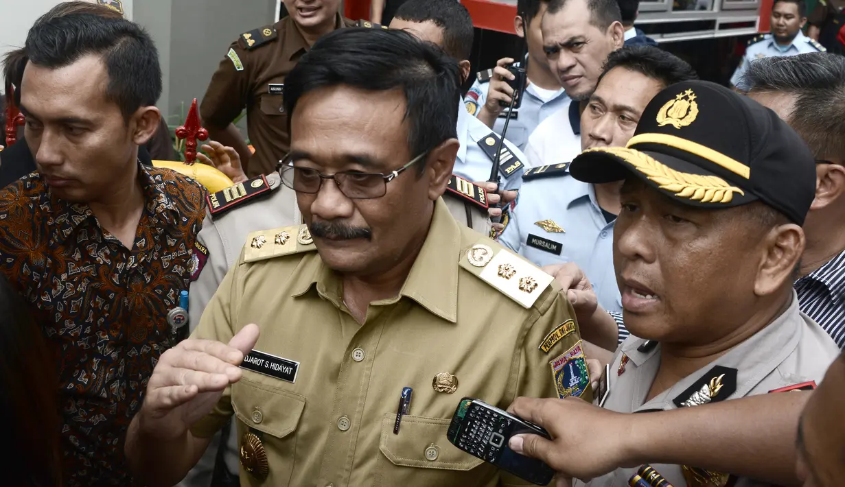 Wagub DKI, Djarot Saiful Hidayat menjawab pertanyaan awak media usai menjenguk Gubernur DKI, Basuki Tjahaja Purnama (Ahok) di Rutan Cipinang, Jakarta, Selasa (9/5).  Usai divonis dua tahun, Ahok langsung dibawa ke rutan tersebut. (GOH CHAI HIN/AFP)