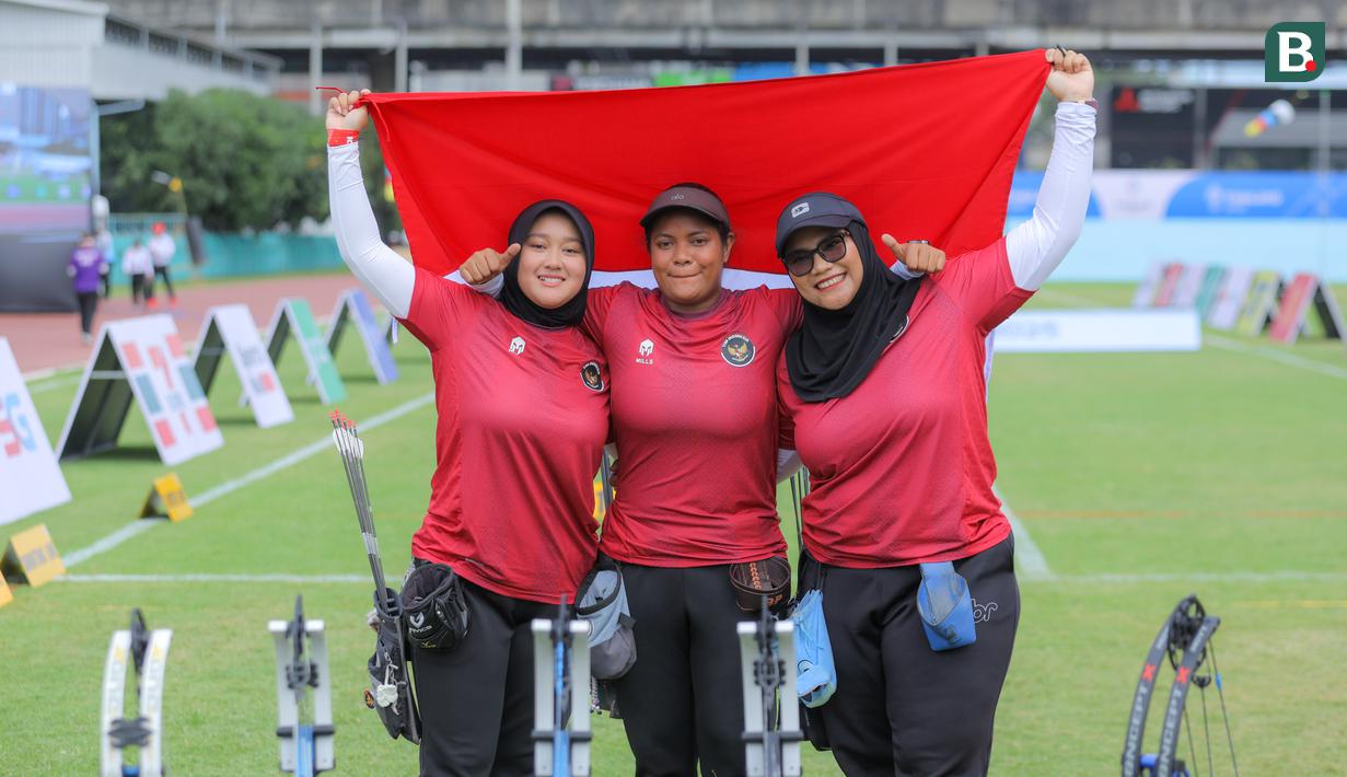 Tim Panahan Putri Indonesia merayakan kemenangan setelah berhasil menaklukkan wakil Singapura pada pertandingan nomor Compound SEA Games 2025 di Kompleks Rajamangala, Bangkok, Kamis (18/12/2025). (Bola.com/Bagaskara Lazuardi)