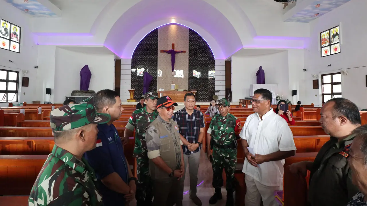 Kepala BNPB Letjen TNI Suharyanto meninjau langsung kondisi gereja yang terletak di wilayah pinggiran Kota Manado pada Jumat 3 April 2026.