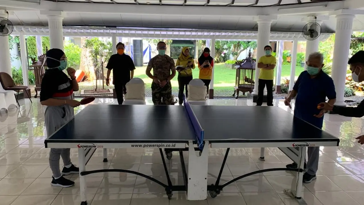 Wapres Ma'ruf Amin mengisi waktu akhir pekan di tengah penerapan PSBB corona dengan bermain tenis meja