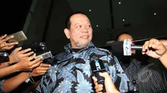Wakil Ketua Umum PSSI La Nyalla Mattaliti usai memberikan kesaksian penyelidikan kepada penyidik di gedung KPK, Jakarta, Rabu (11/3/2015). Penyelidikan terkait pemenangan tender Proyek pembangunan rumah sakit di Jawa Timur. (Liputan6.com/Helmi Afandi)