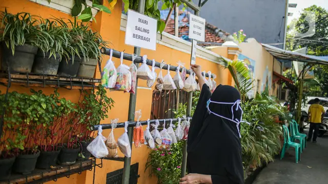 FOTO: Berbagi Pakaian Bekas dan Sayuran untuk Warga Terdampak COVID-19